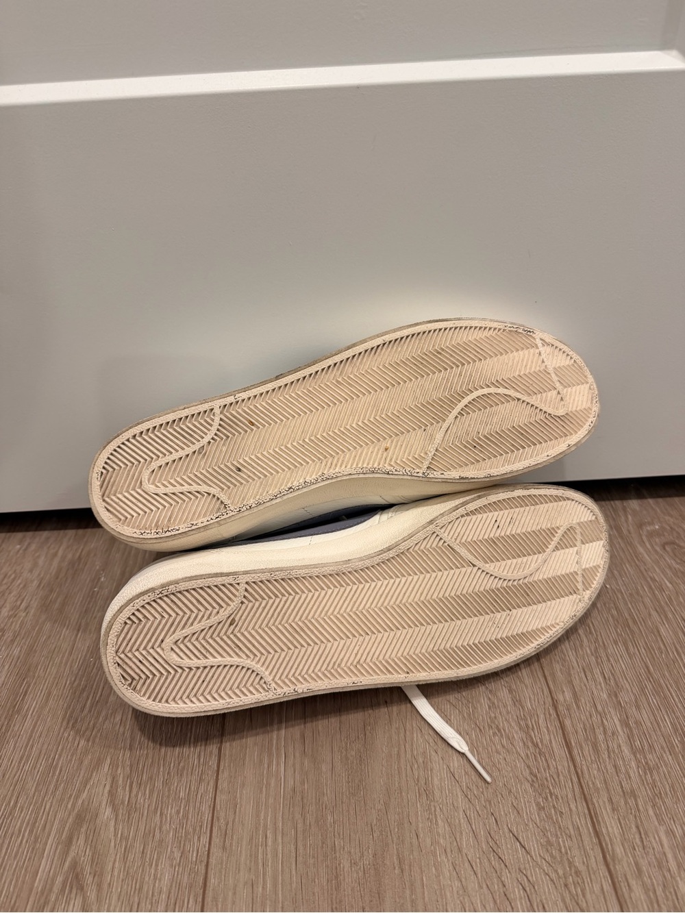 Nike Men’s Sneakers in White and Blue - Picture 4 of 5